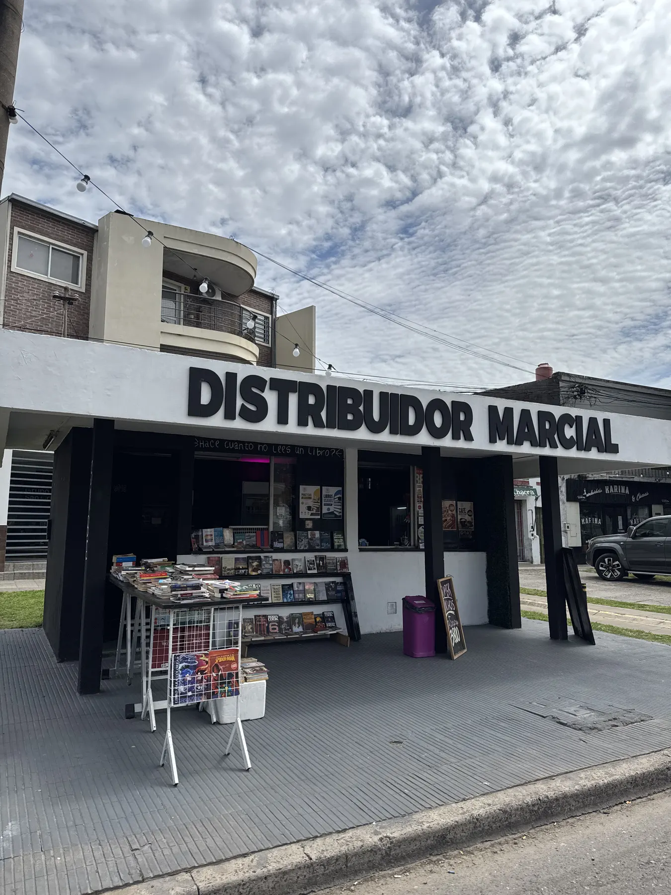 Fachada del local de Distribuidor Marcial con la mesa de libros en la vereda