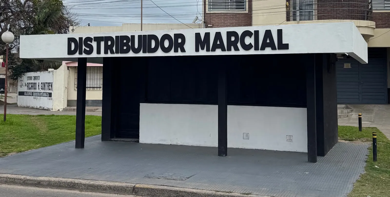 Frente del local de Distribuidor Marcial con su cartel